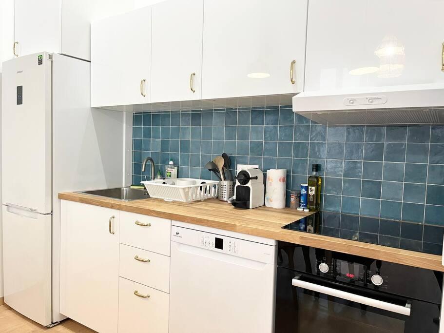 Pleasant 3-bedroom Flat In The Center Of Apartment *